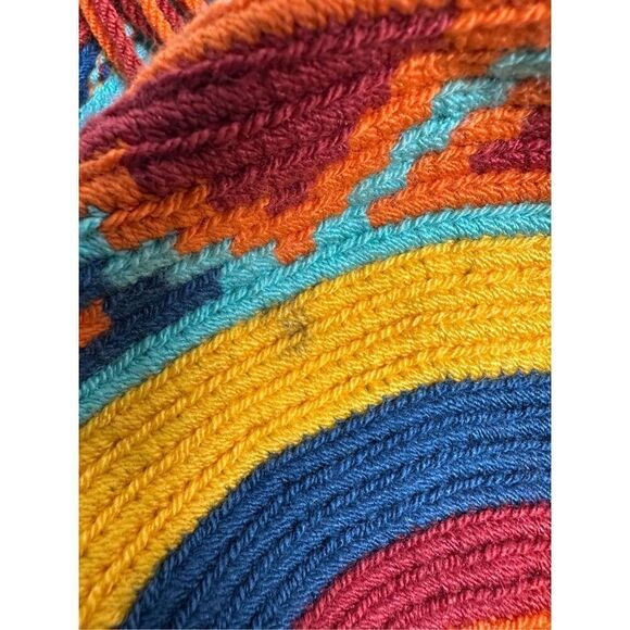 A 100% handmade Authentic Mochila Wayuu Indigenous Colombian Bag - Picture 11 of 14